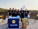 LIDL ITALIA al fianco die volontari per ripulire lAdige dai rifiuti
