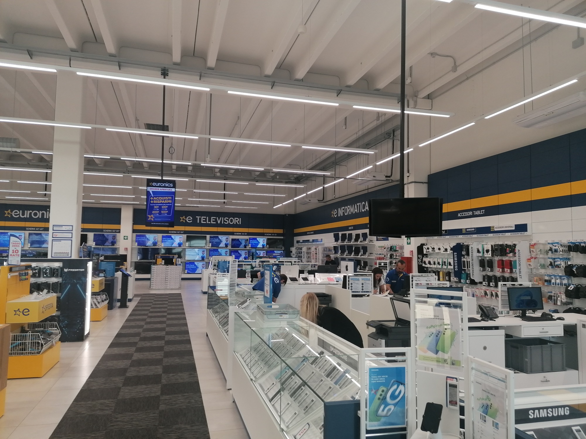 Interno punto vendita Euronics Forli