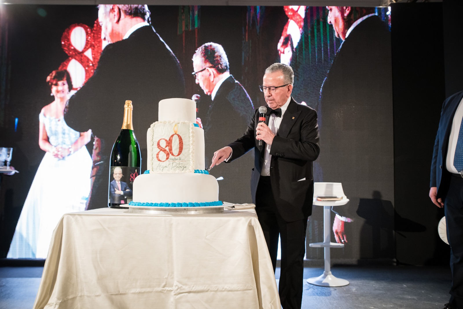 Il Cav Patrizio Podini taglia la torta per i suoi 80 anni