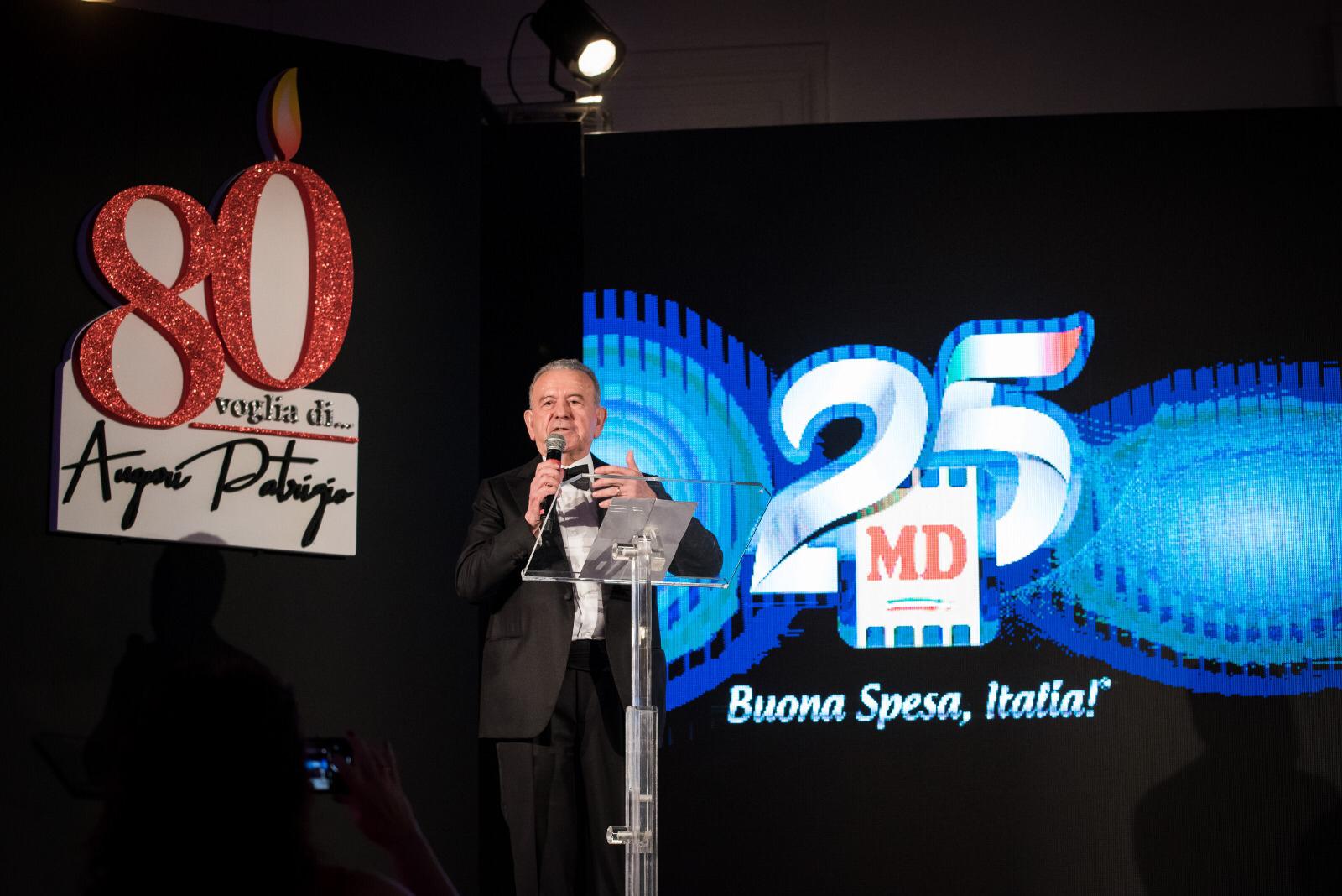 Patrizio Podini sul palco festeggia i suoi 80 anni e i 25 di MD